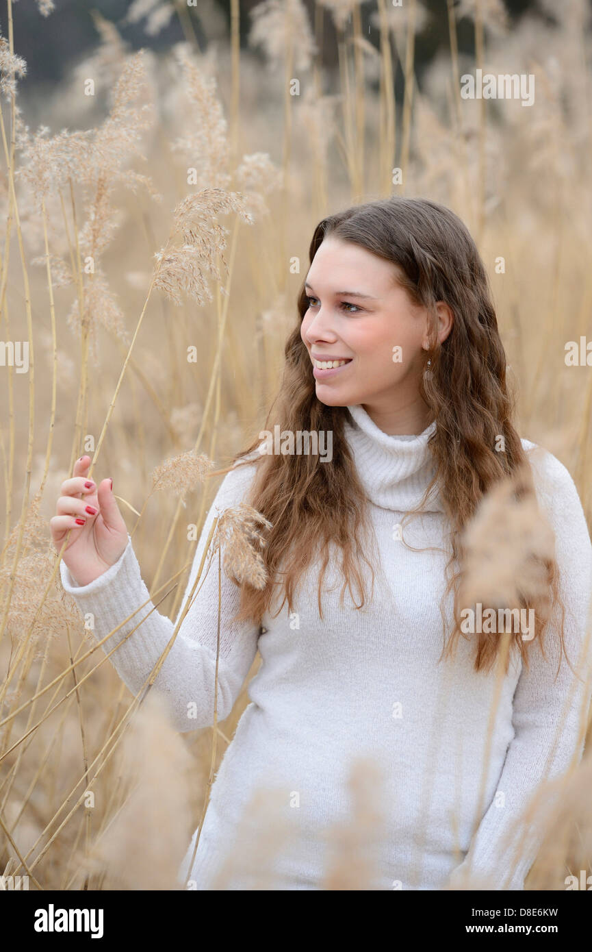 Smiling young woman outdoors Banque D'Images