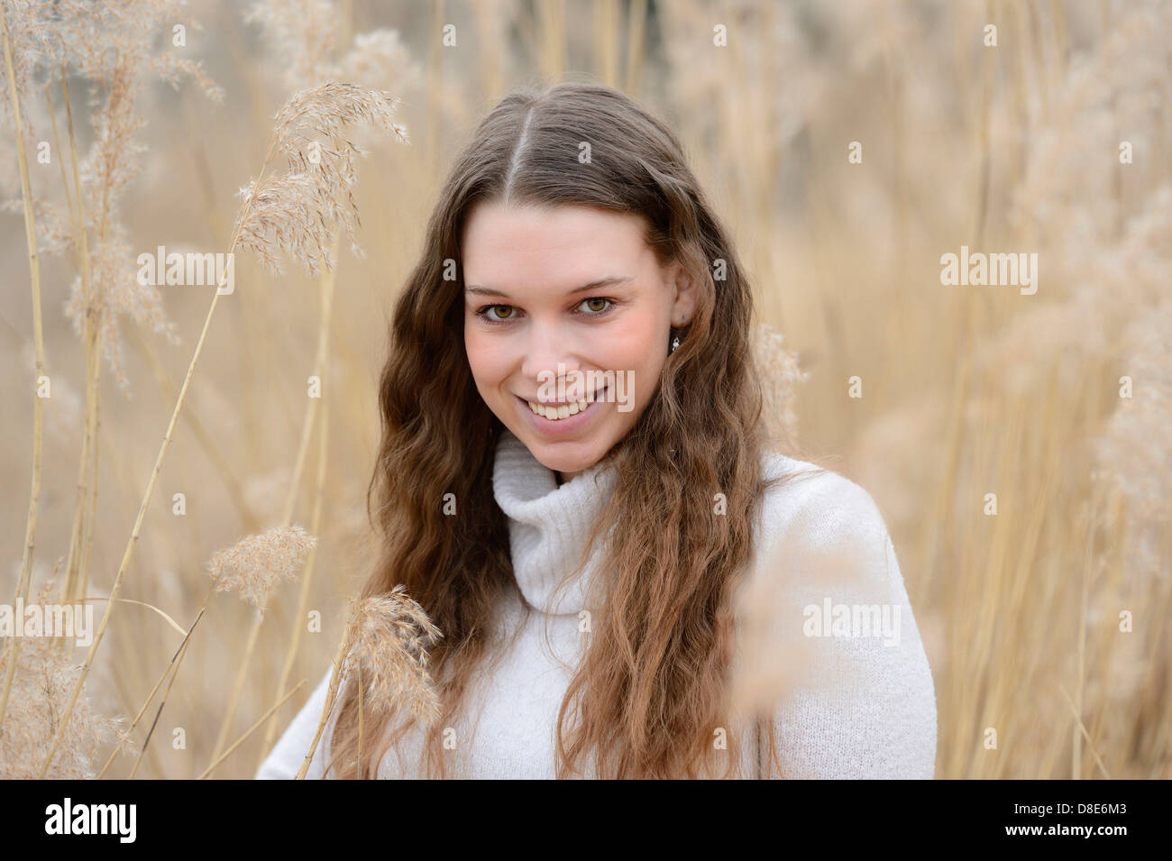 Smiling young woman outdoors, portrait Banque D'Images