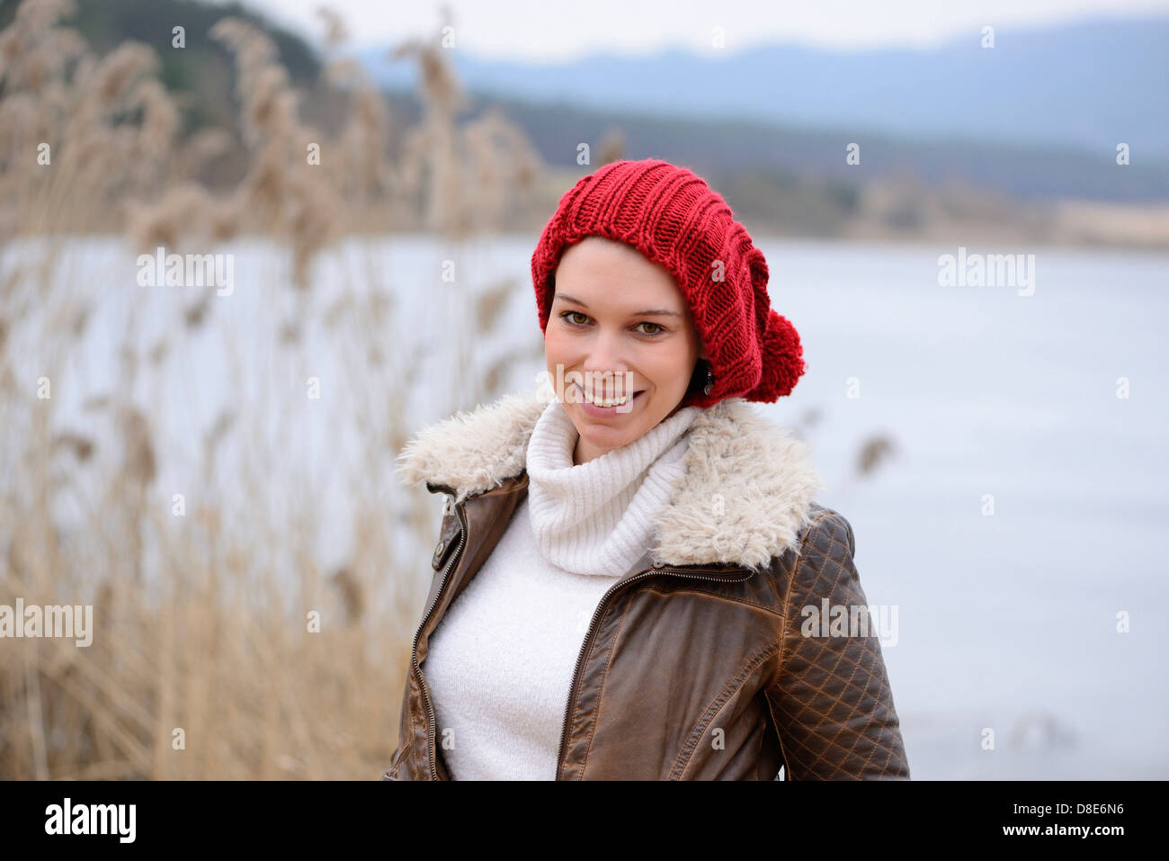 Jeune femme au bord d'un lac, portrait Banque D'Images