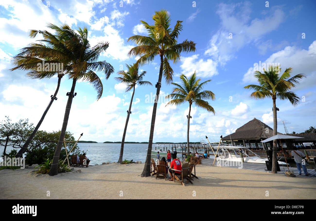 Les touristes se détendre sur une plage esplanade de la Florida Keys à Islamorada, Florida, USA, 26 mai 2013.Photo : Thomas Eisenhuth Banque D'Images