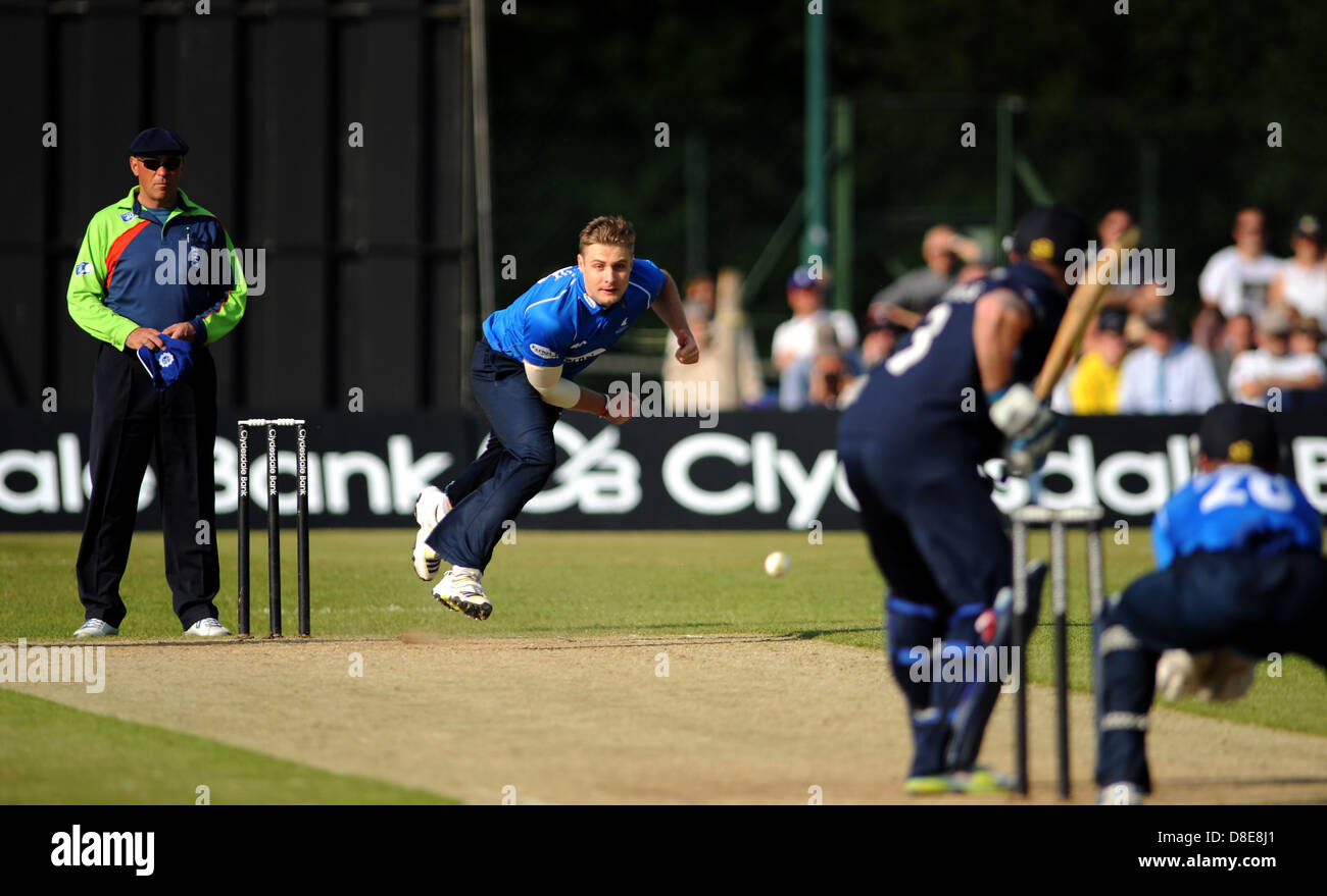 Luke Wright bowling pour Sussex Sharks contre les Spitfires Kent dans leur YB40 match à Horsham aujourd'hui Banque D'Images