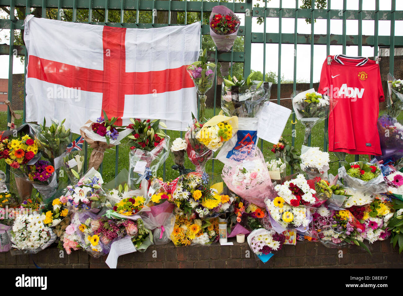 Assassinat de Woolwich. Fleurs en mémorial pour le batteur Lee Rigby sur le site où il a été assassiné. Londres, Royaume-Uni. Banque D'Images