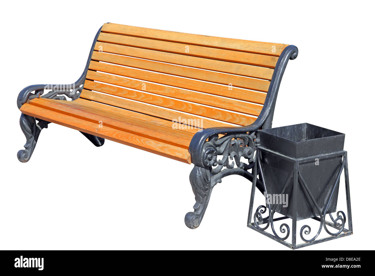 Banc en bois avec une urne isolé sur fond blanc Banque D'Images