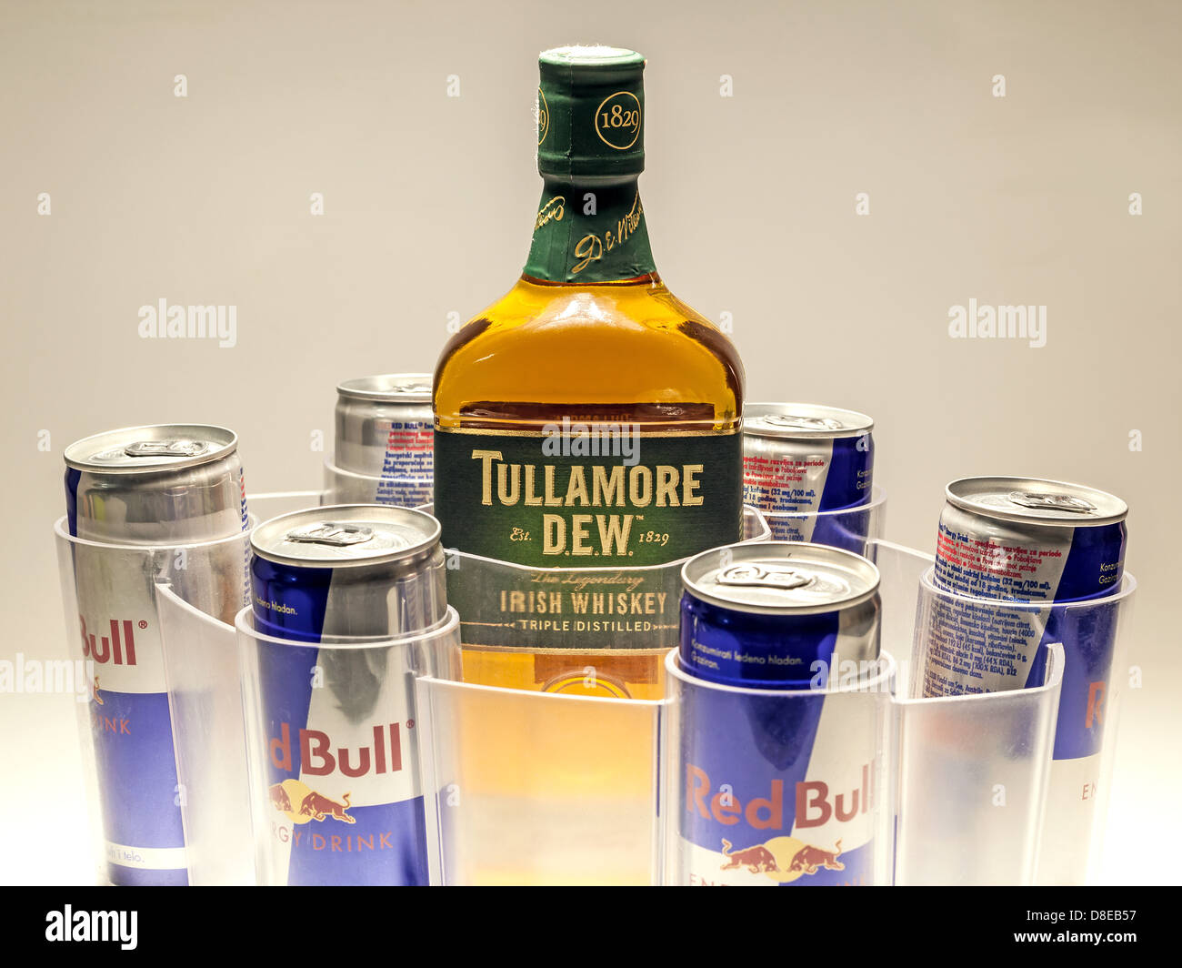 Cacak, Serbie - 20 mai 2013 : six canettes de Red Bull et Whiskey Tullamore, studio isolé. Banque D'Images
