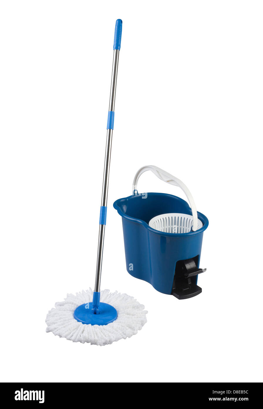 Mop nettoyage et godet bleu isolé sur fond blanc Banque D'Images