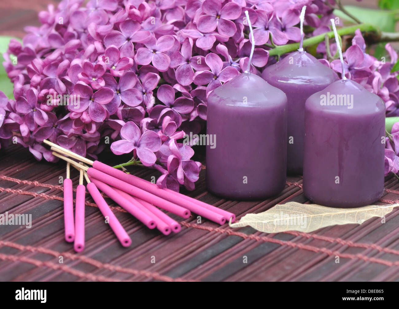 Décorées de fleurs de lilas mauve, bougies et d'encens pour se détendre Banque D'Images