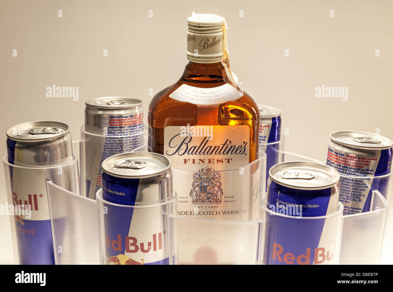 Cacak, Serbie - 20 mai 2013 : six canettes de Red Bull et Ballantine's Whiskey, studio isolé. Banque D'Images