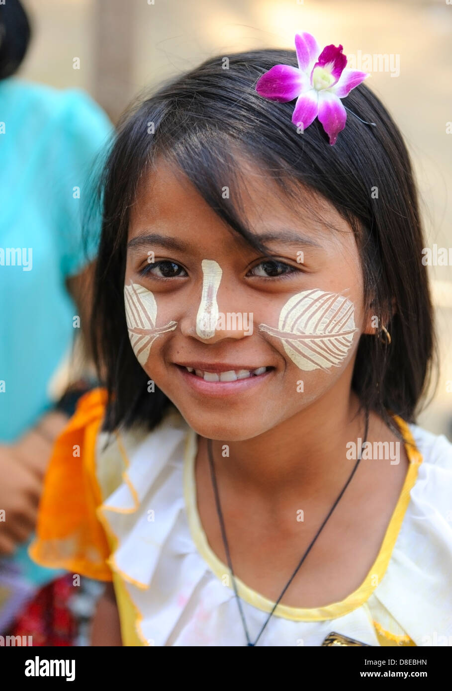 Belle fille birmane avec thanakha peinture faciale Banque D'Images