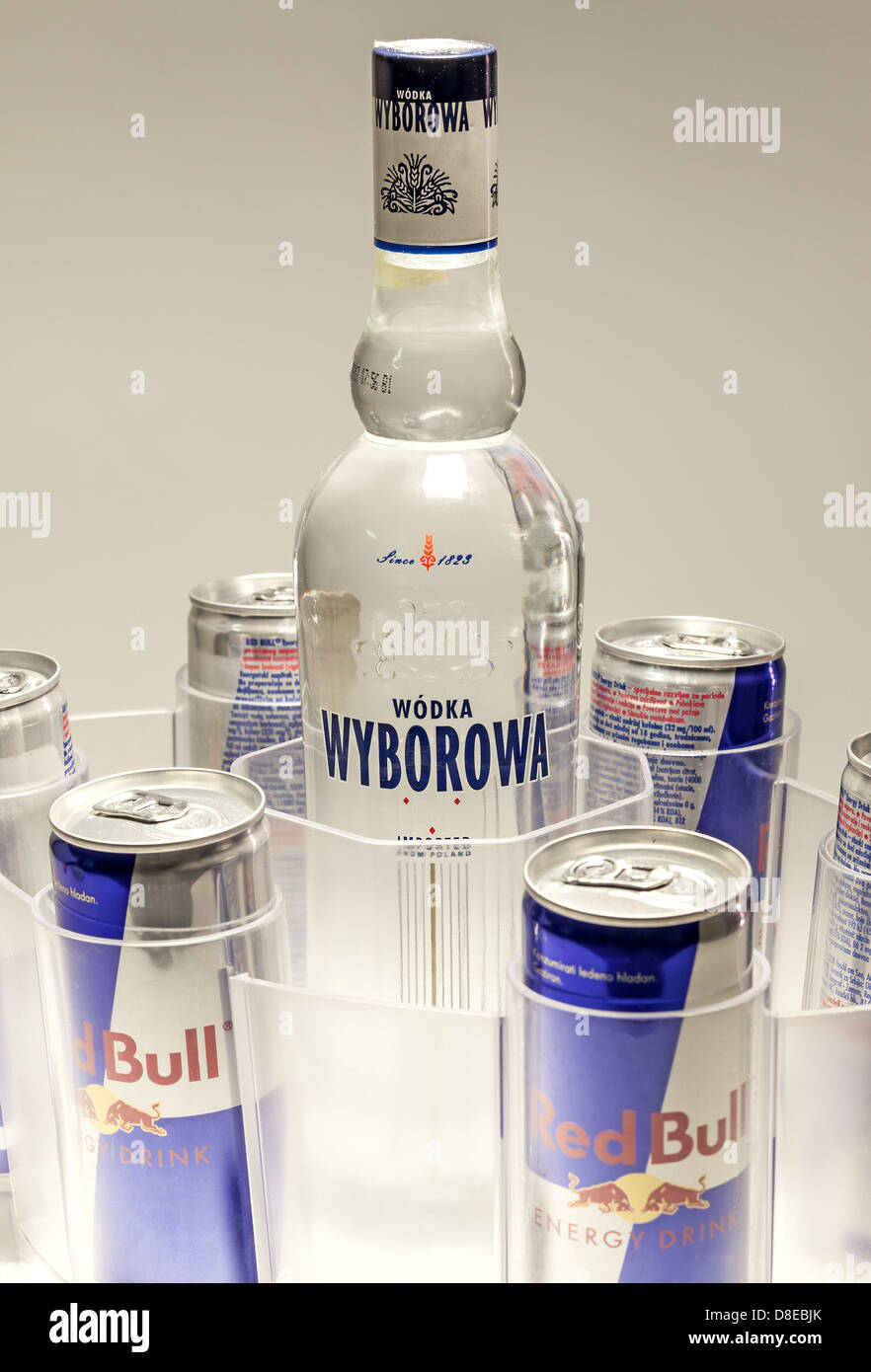 Cacak, Serbie - 20 mai 2013 : six canettes de Red Bull et de la Wodka Wyborowa, studio isolé. Banque D'Images