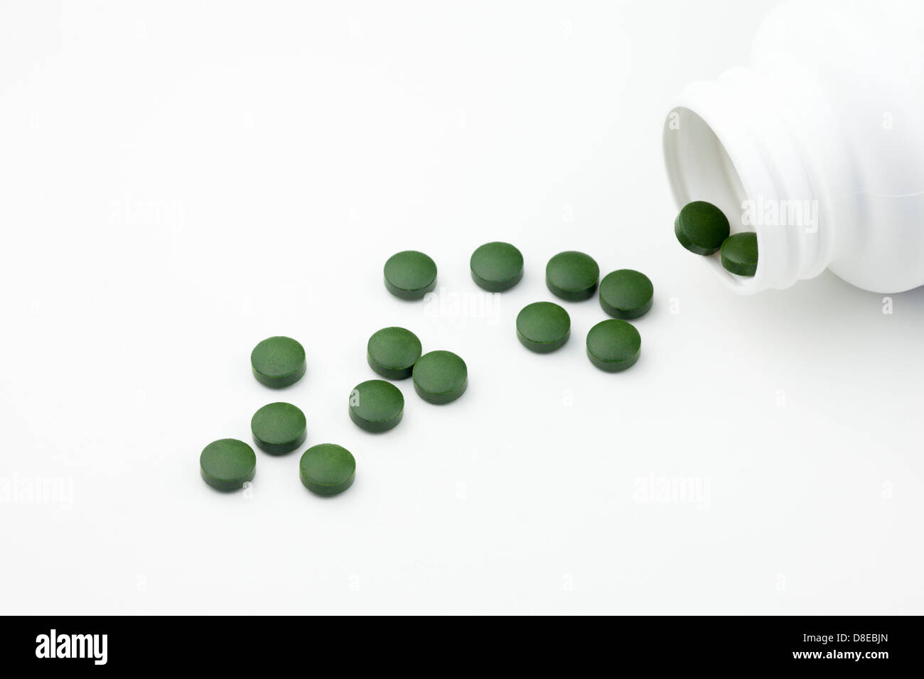 Comprimés de Chlorella (algues vertes monocellulaires à paroi brisée) avec flacon générique sur fond blanc Banque D'Images