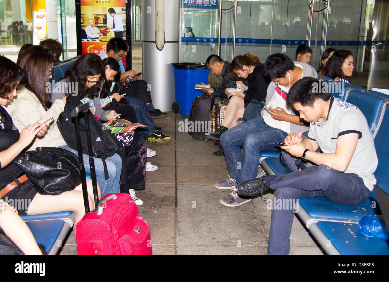 Les gens qui attendent à la gare de Chongqing Chine Banque D'Images