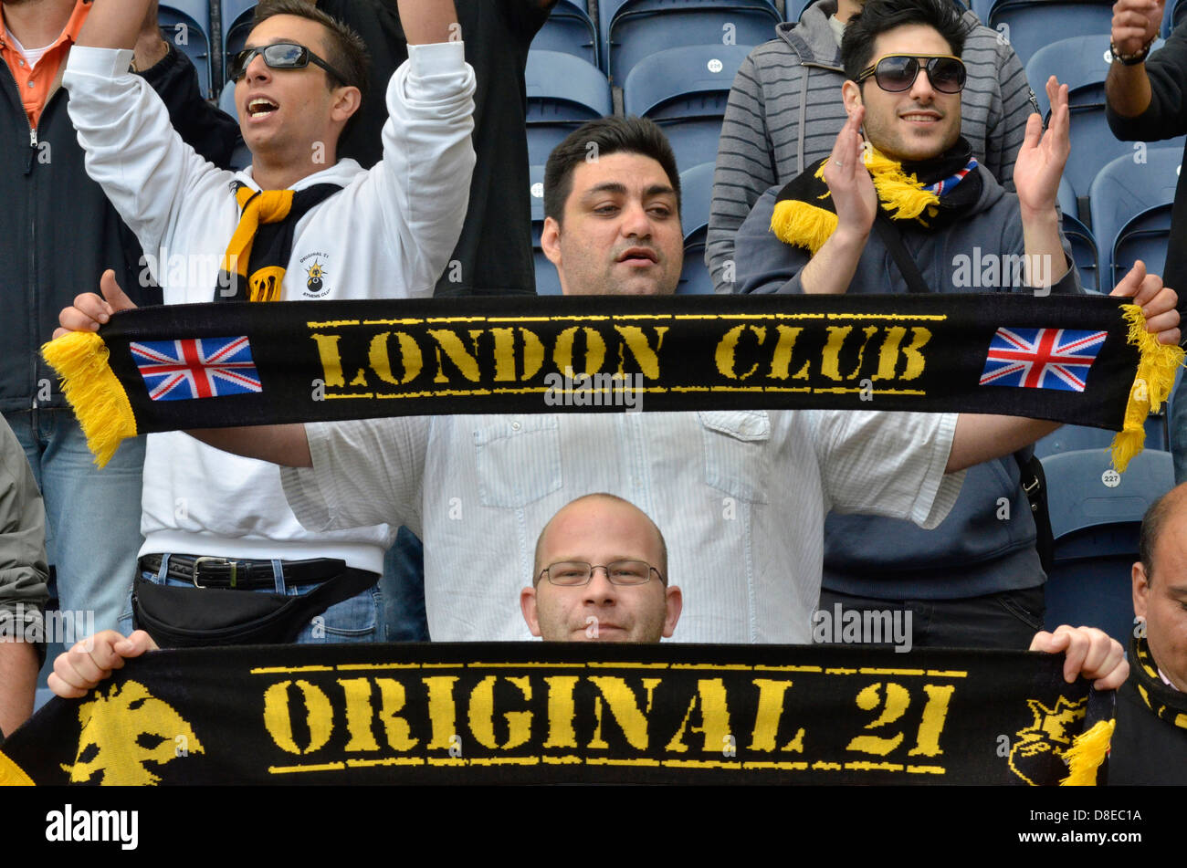 Fans de l'AEK Athènes lors d'une amicale de pré-saison v Preston North End Banque D'Images