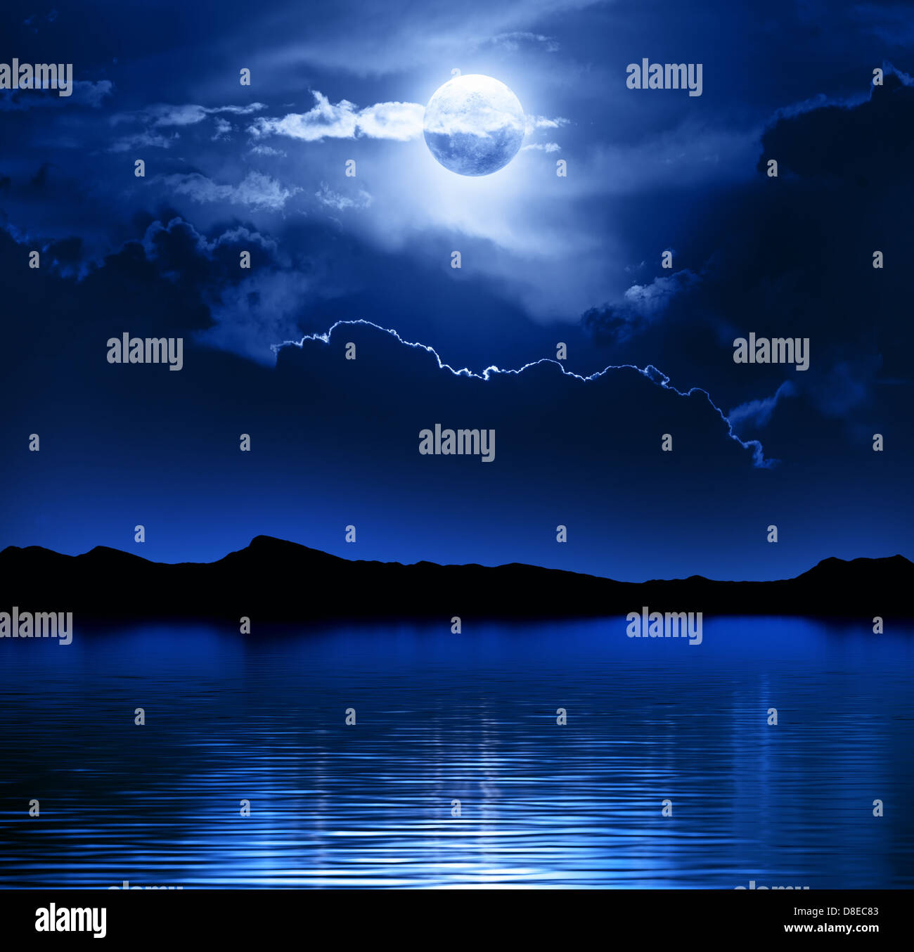 Fantasy Lune et les nuages au-dessus de l'eau (éléments de cette image fournie par la NASA- http://visibleearth.nasa.gov) Banque D'Images