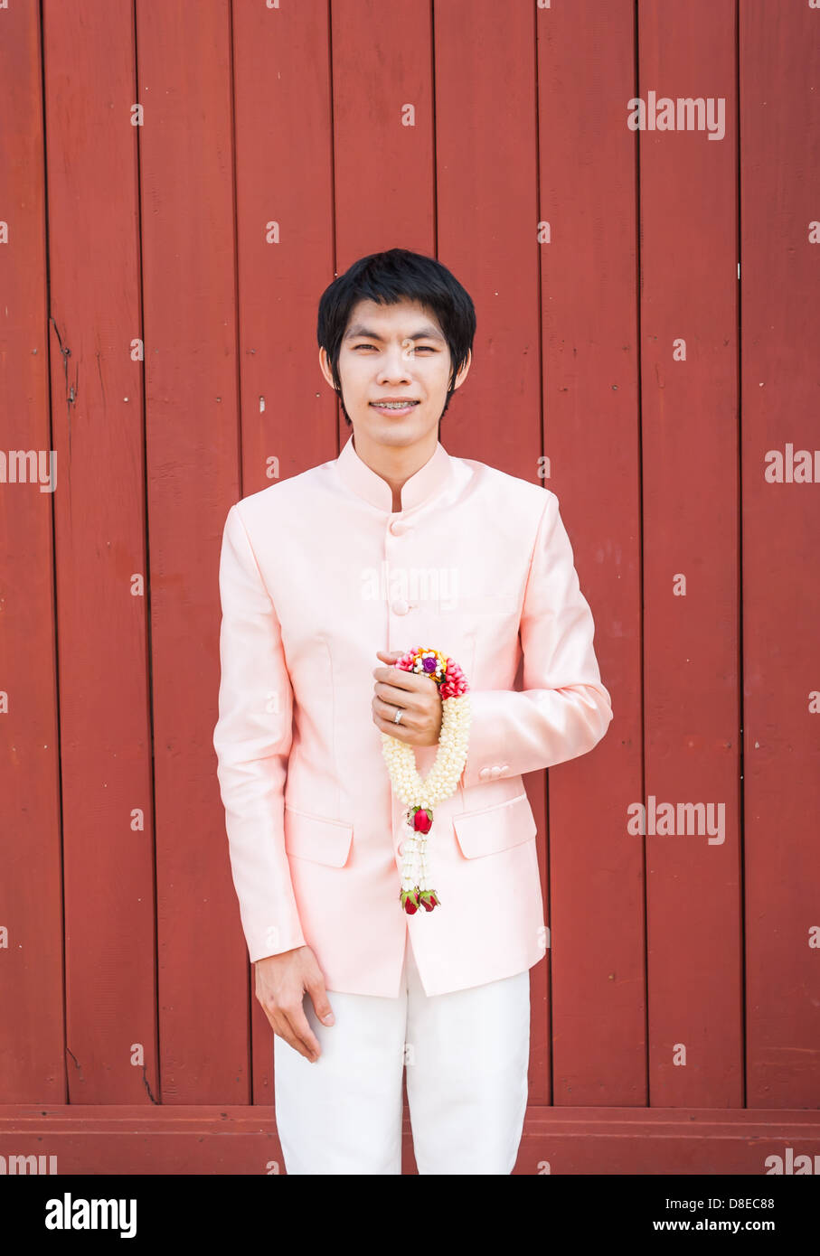 Asian Thai man/groom en costume de mariage thaï est holding fleur garland. Banque D'Images