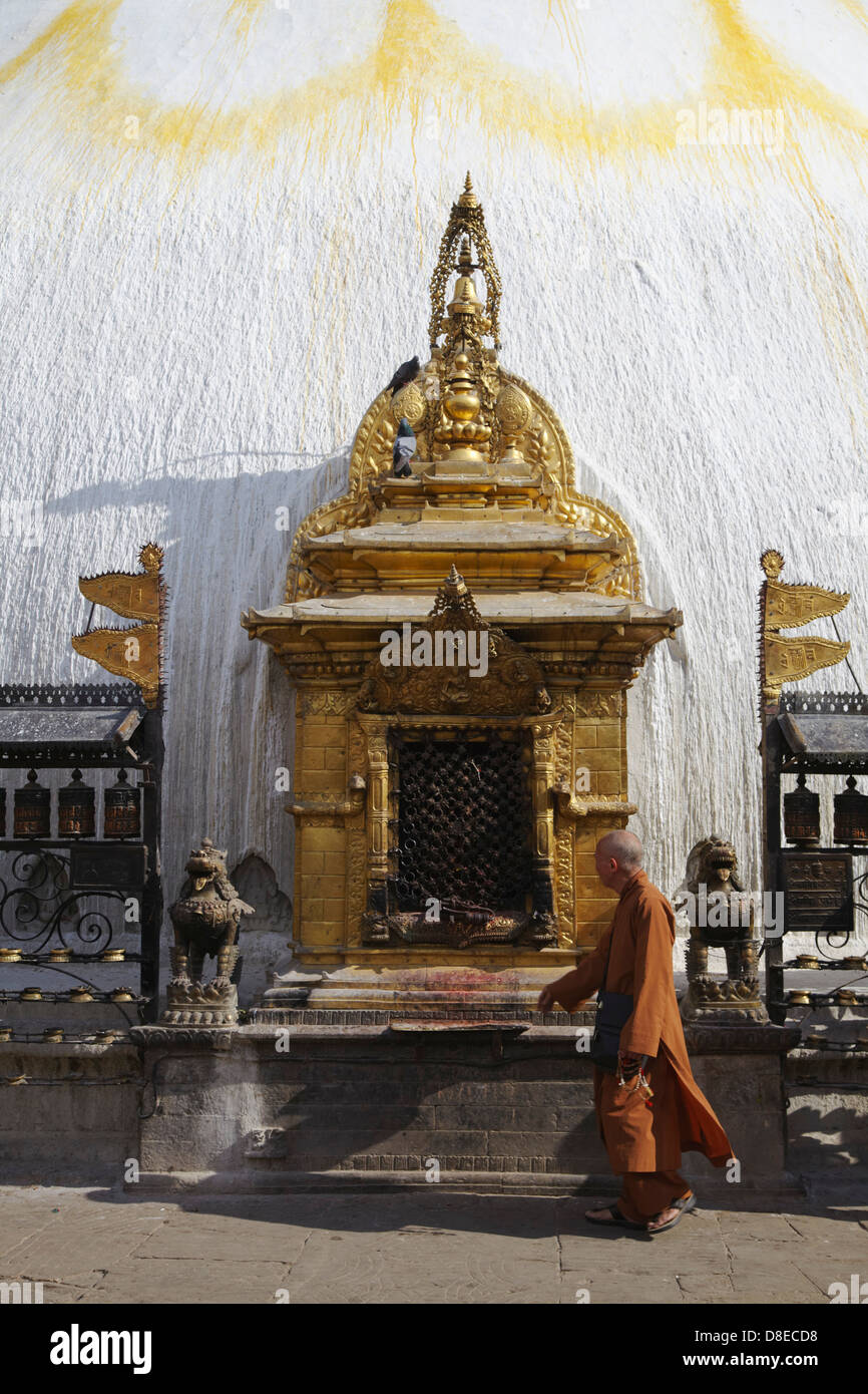 Moine au Stupa de Swayambhunath (Site du patrimoine mondial de l'UNESCO), Katmandou, Népal Banque D'Images