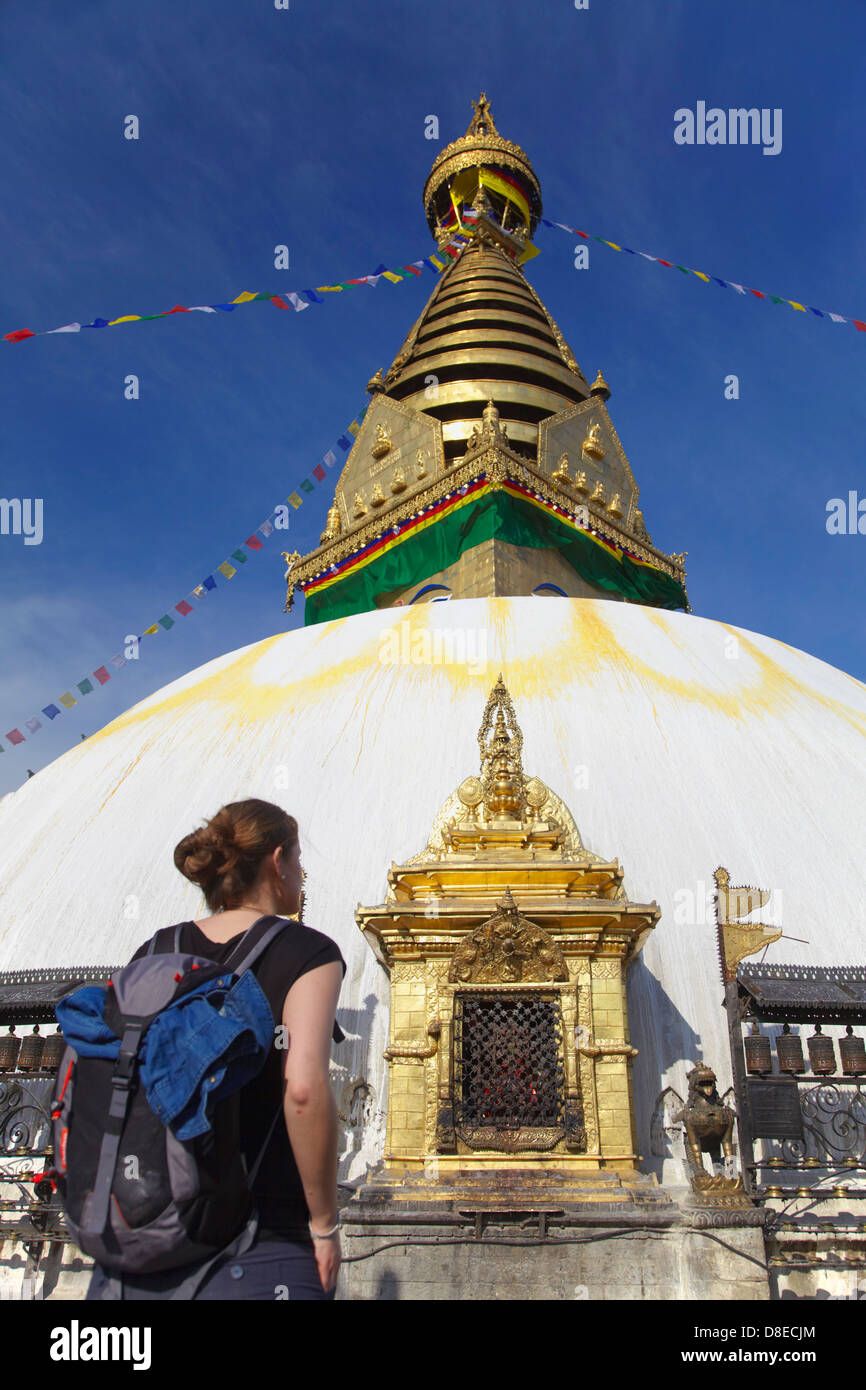 Femme à Swayambhunath Stupa (Site du patrimoine mondial de l'UNESCO), Katmandou, Népal Banque D'Images