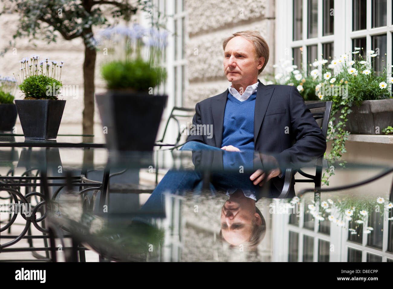 L'écrivain américain Dan Brown pose pour la caméra dans Cologne, Allemagne, 27 mai 2013. L'éditeur Bastei Luebbe basée à Cologne et la littérature juste allumé.COLOGNE présente une lecture du livre 'Inferno' avec Dan Brown. Photo : Rolf Vennenbernd Banque D'Images