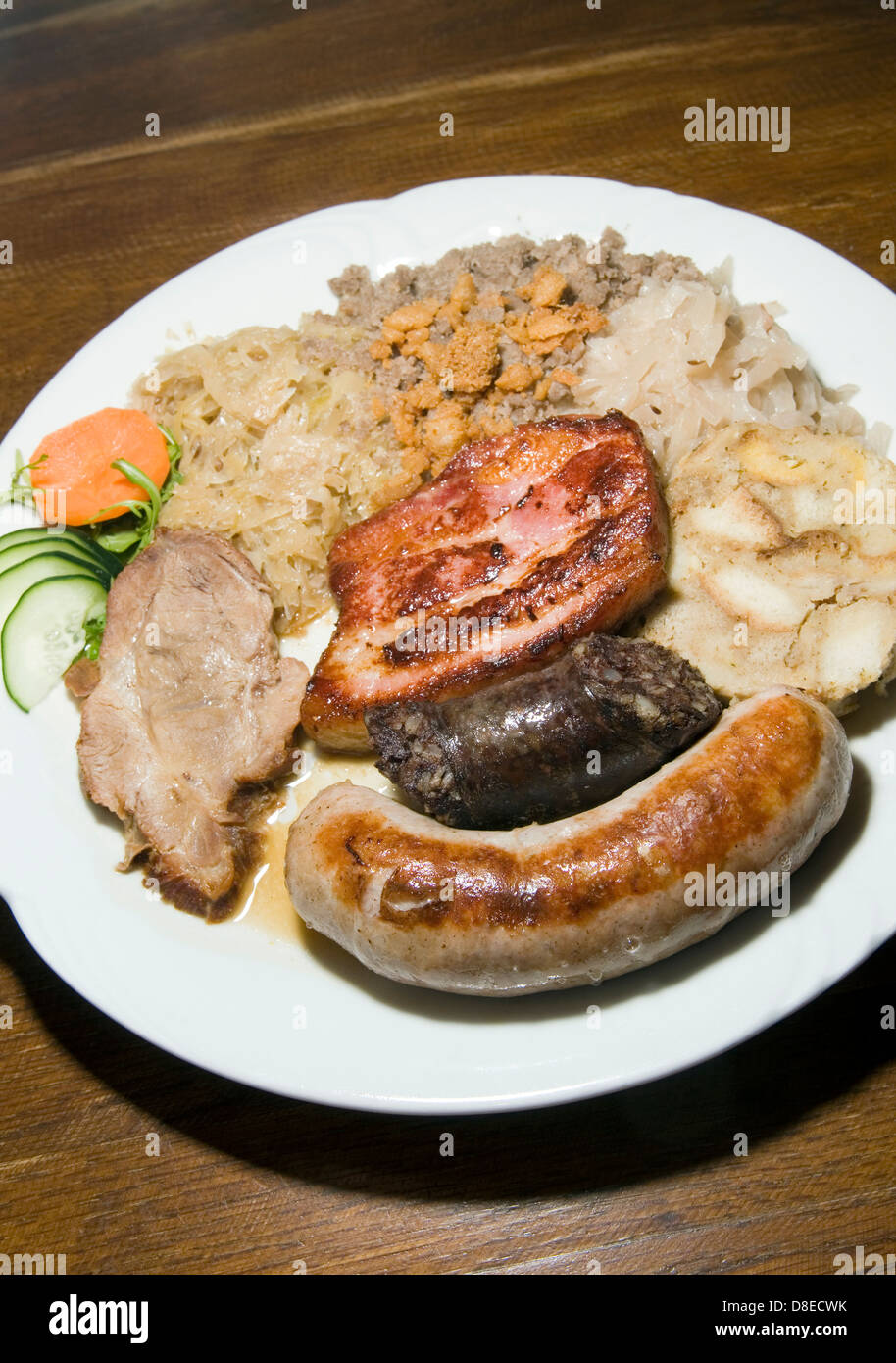 La nourriture typique de la Slovénie au lait noir saucisse-frite porc-de-sarrasin côtelettes aigre-Mush-chou navet boulette de pain plat tr Banque D'Images