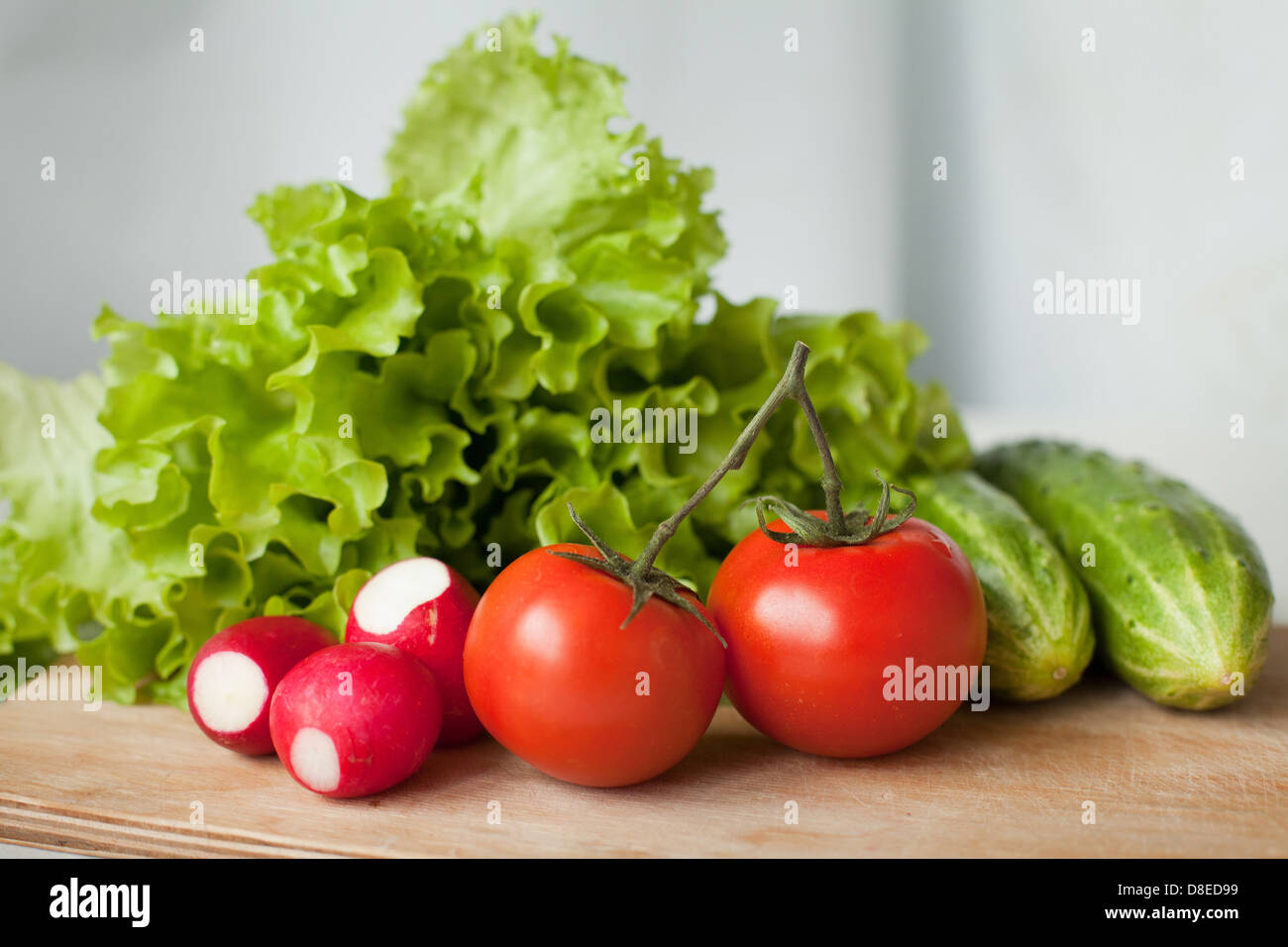 De délicieuses tomates, concombres, radis et salade à la cuisine Banque D'Images