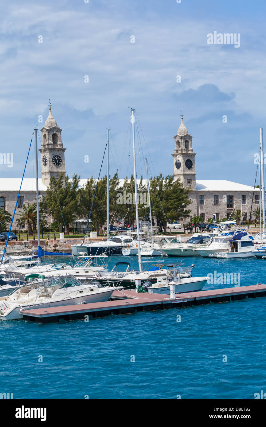 Le bâtiment de l'horloge et la marina au Royal Naval Dockyard, aux Bermudes. Banque D'Images