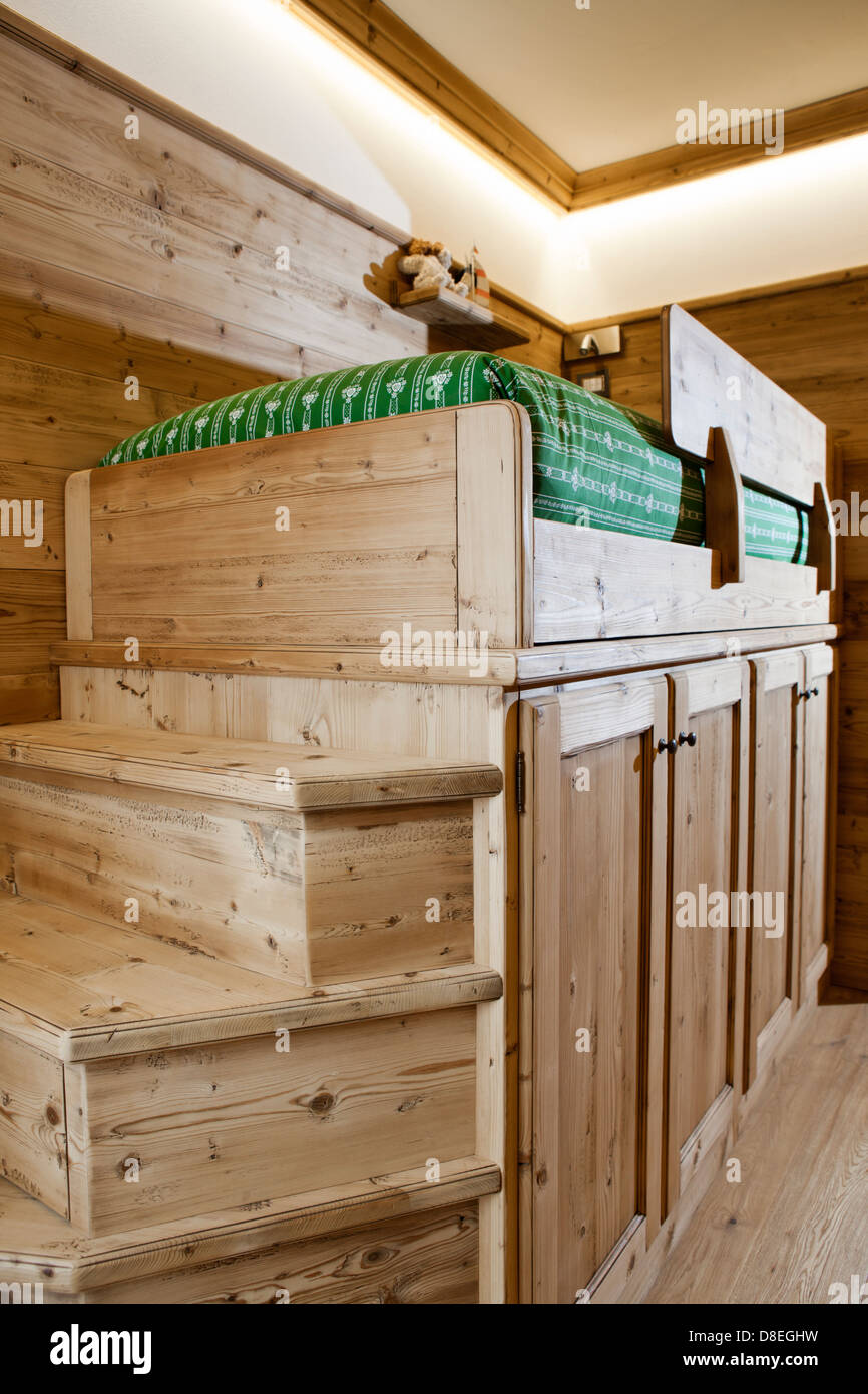 Chambre d'enfant en chalet alpin faite de bois de pin Banque D'Images