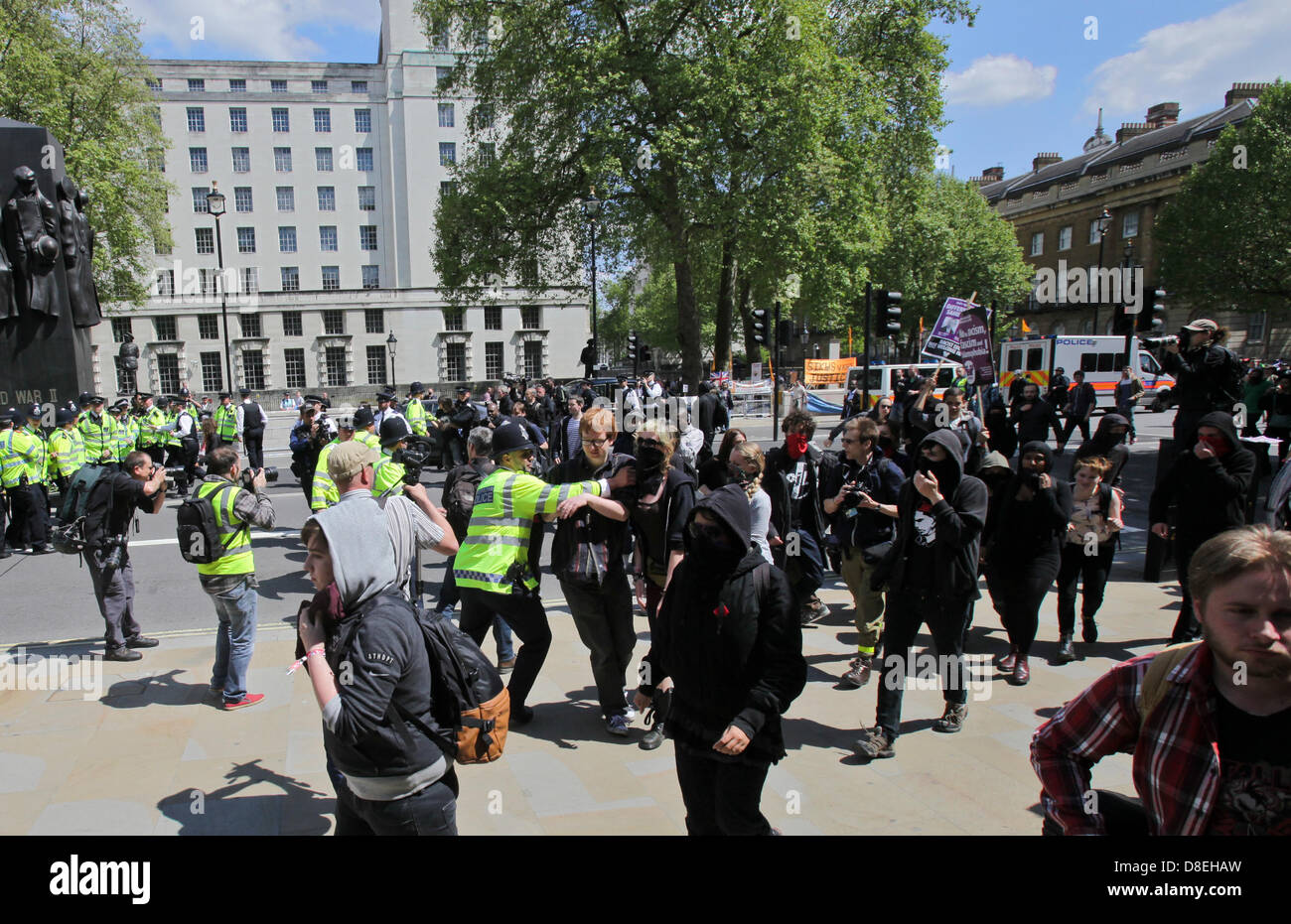 Londres, Royaume-Uni. 27 mai 2013. United contre le fascisme partisans de briser les lignes de la police et de l'anglais vers mars Defense League (EDL) manifestants. Credit:Rob Pinney /Alamy Live News Banque D'Images