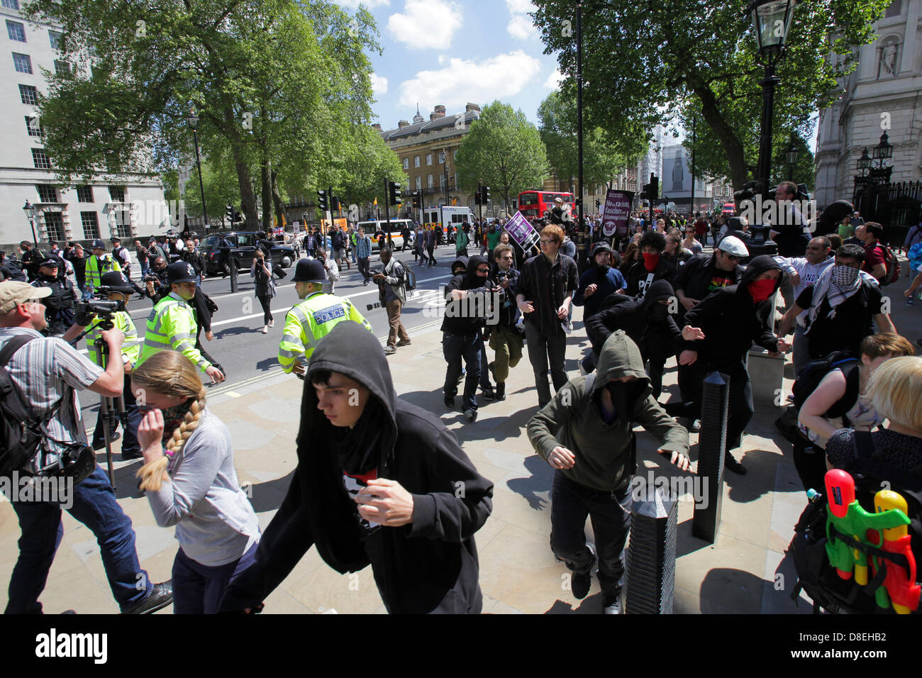 Londres, Royaume-Uni. 27 mai 2013. S'unir contre le fascisme partisans de briser les lignes de la police et de l'anglais vers mars Defense League (EDL) manifestants. Credit:Rob Pinney /Alamy Live News Banque D'Images