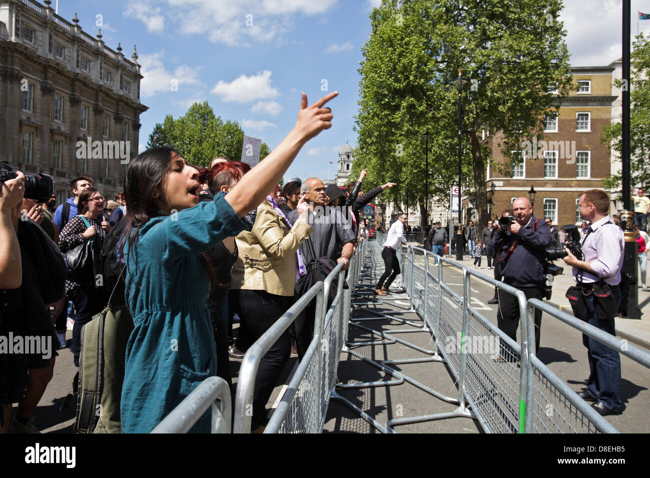 Londres, Royaume-Uni. 27 mai 2013. Les membres de s'unir contre le fascisme crier à l'anglais partisans de la Ligue de défense. Credit:Rob Pinney /Alamy Live News Banque D'Images