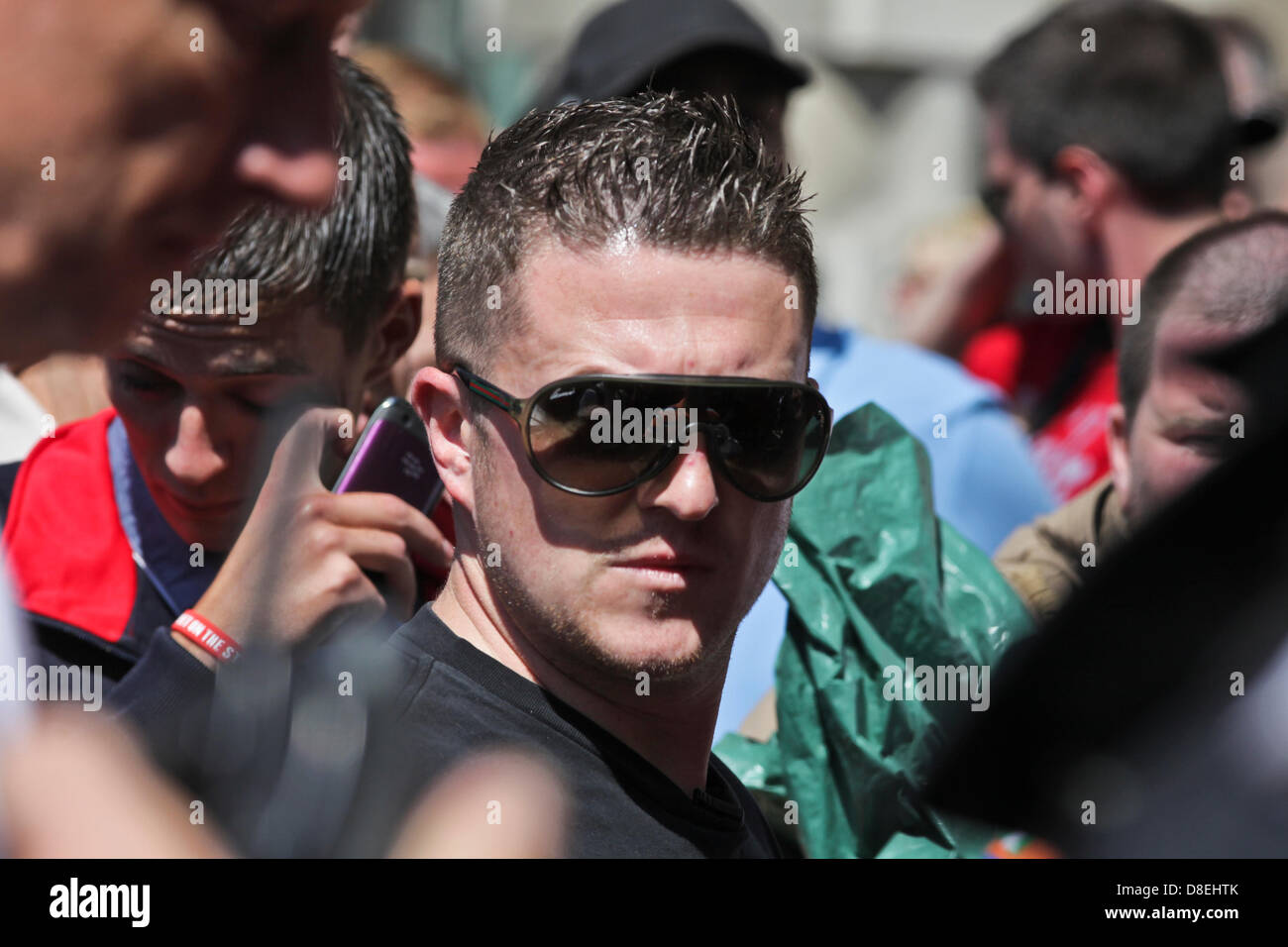 Londres, Royaume-Uni. 27 mai 2013. Leader de la Ligue de défense anglaise Tommy Robinson (AKA Stephen Lennon) à l'demonstraion. Les membres du groupe d'extrême droite ont protesté sur Whitehall contre l'Islam radical après le meurtre de batteur Lee Rigby à Woolwich. Michael Adebolajo, Rigby's killer, est qui serait liée à l'Interdit group Al-Muhajiroun. Credit:Rob Pinney /Alamy Live News Banque D'Images