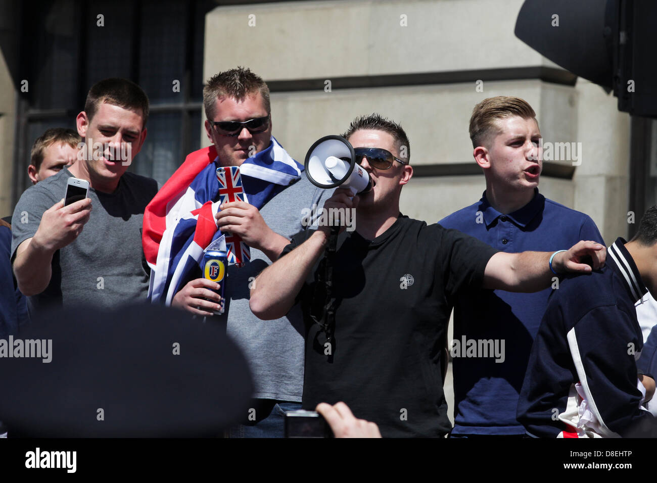 Londres, Royaume-Uni. 27 mai 2013. Leader de la Ligue de défense anglaise Tommy Robinson (AKA Stephen Lennon) à l'demonstraion. Les membres du groupe d'extrême droite ont protesté sur Whitehall contre l'Islam radical après le meurtre de batteur Lee Rigby à Woolwich. Michael Adebolajo, Rigby's killer, est qui serait liée à l'Interdit group Al-Muhajiroun. Credit:Rob Pinney /Alamy Live News Banque D'Images