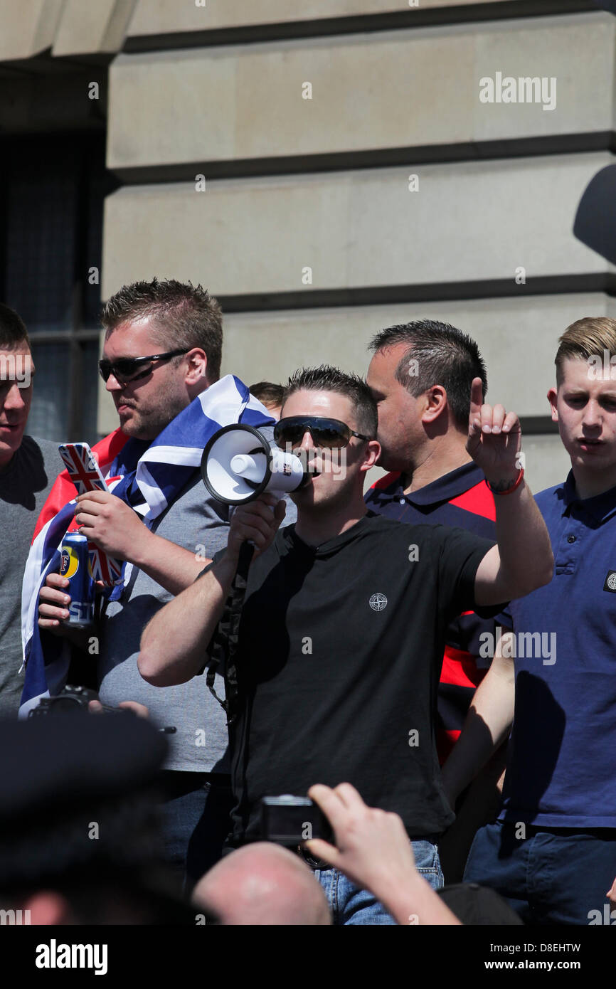 Londres, Royaume-Uni. 27 mai 2013. Leader de la Ligue de défense anglaise Tommy Robinson (AKA Stephen Lennon) à l'demonstraion. Les membres du groupe d'extrême droite ont protesté sur Whitehall contre l'Islam radical après le meurtre de batteur Lee Rigby à Woolwich. Michael Adebolajo, Rigby's killer, est qui serait liée à l'Interdit group Al-Muhajiroun. Credit:Rob Pinney /Alamy Live News Banque D'Images