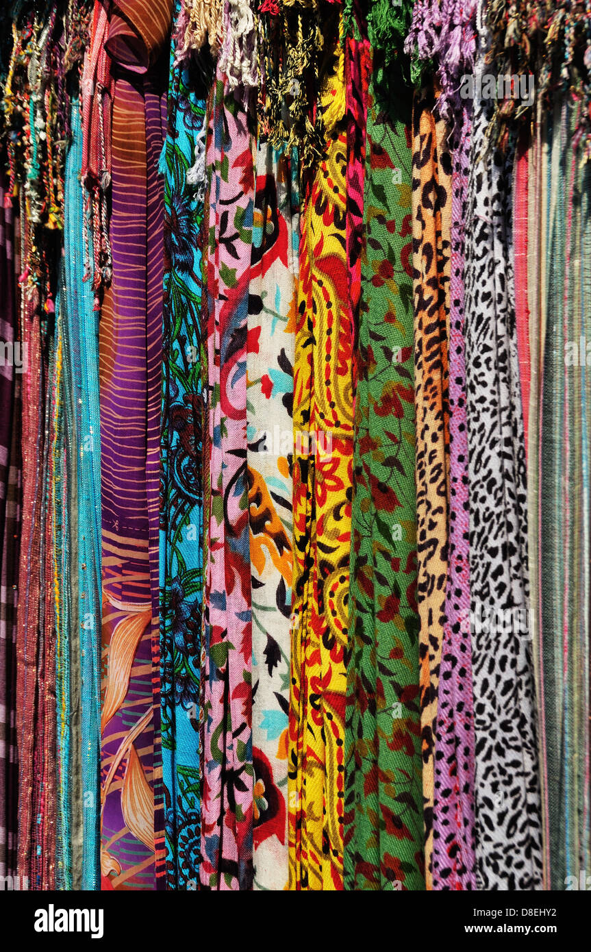 Foulard en coton indien à la boutique à New Delhi Photo Stock - Alamy