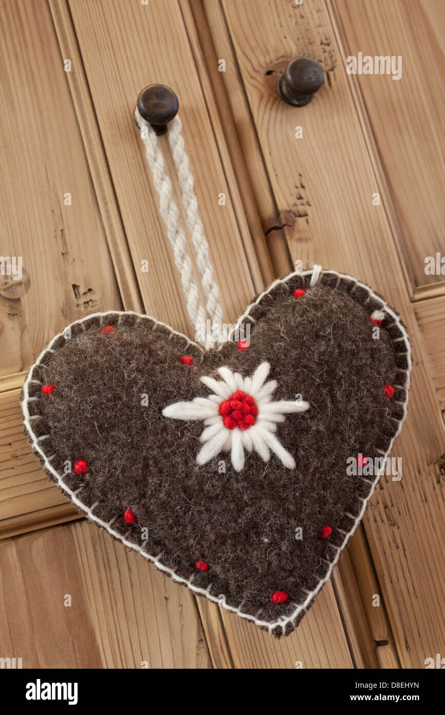 Coeur de laine avec Fleur alpine Banque D'Images