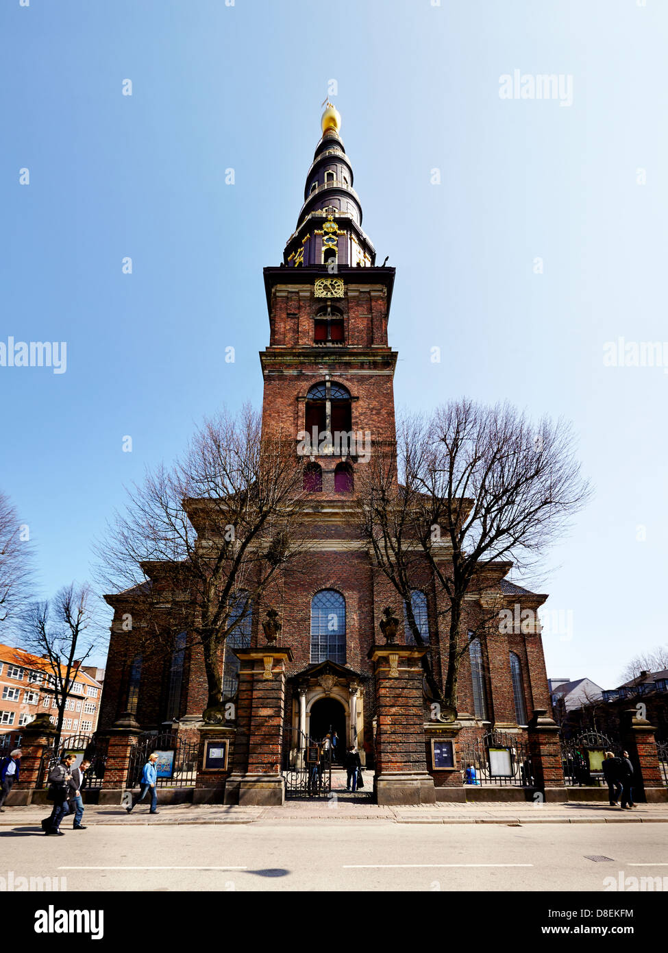 Vor Frelsers avec Kirke est une église baroque à Copenhague, Danemark. Il est célèbre pour son clocher tire-bouchon avec un escalier externe et son carillon, qui est le plus important en Europe du nord.L'église de Notre Sauveur est situé à Christiania, sur l'île Amager dans la capitale du Danemark. Banque D'Images