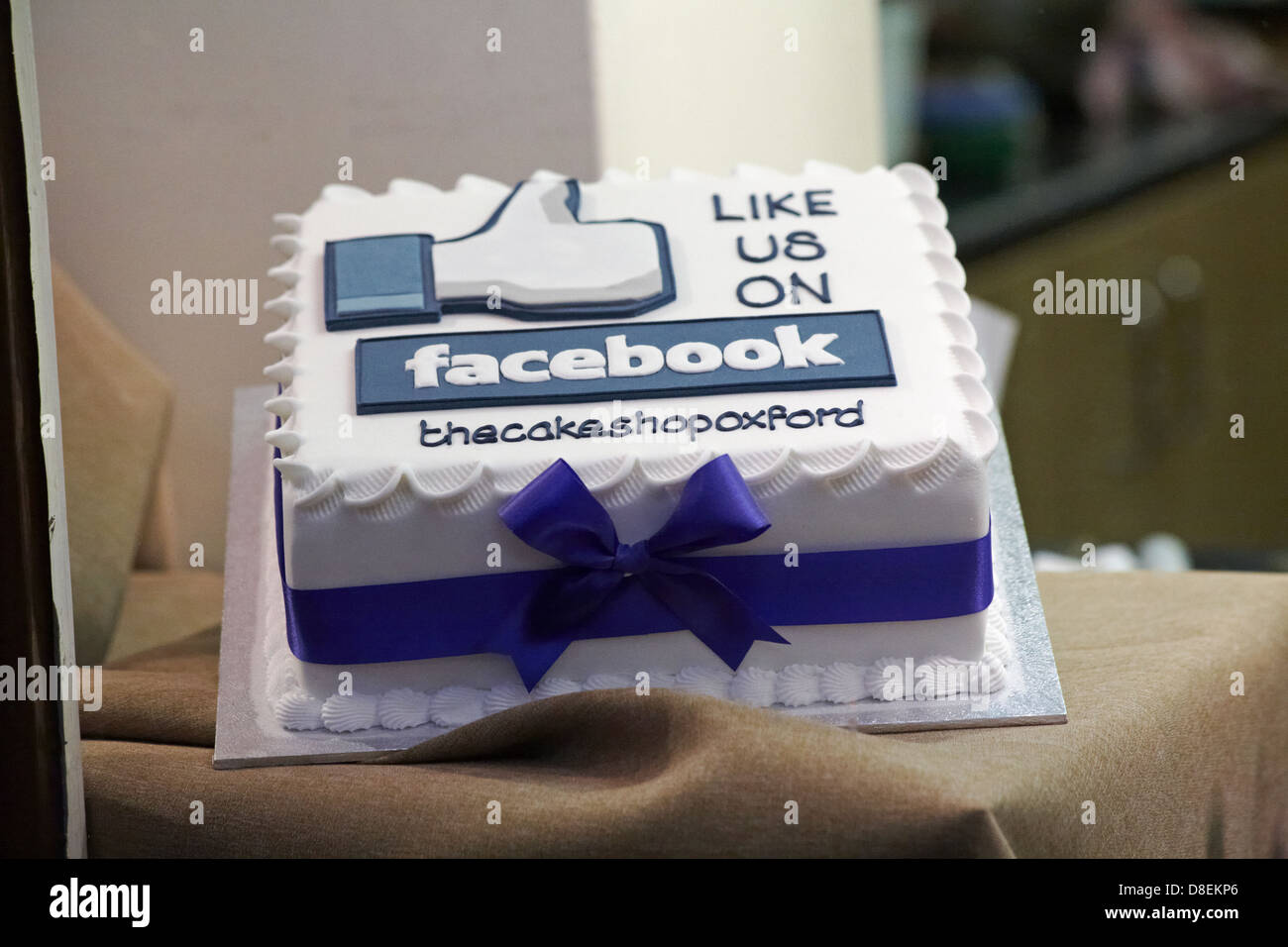 Aimez-nous sur Facebook gâteau glacé en vitrine pour thecakeshopoxford à Oxford, Oxfordshire Royaume-Uni en mai Banque D'Images