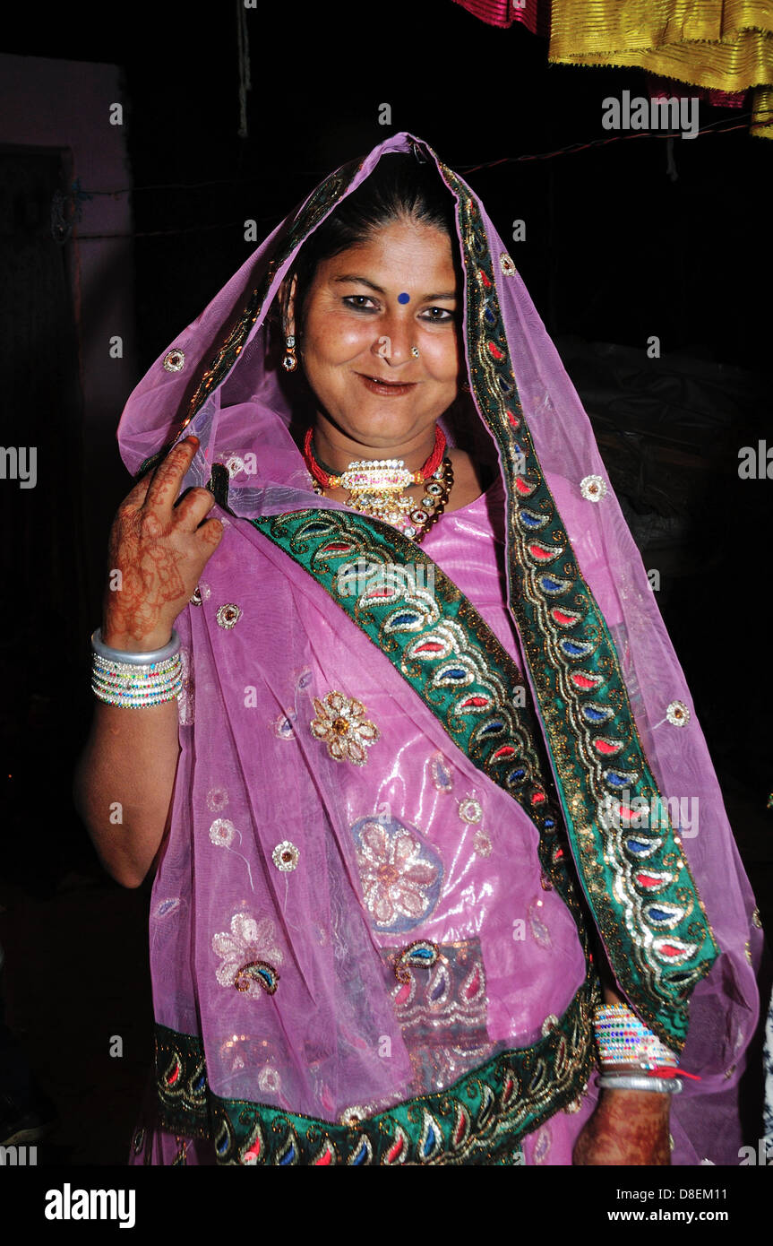 Rajasthan femme à une nuit de la fête de mariage Banque D'Images