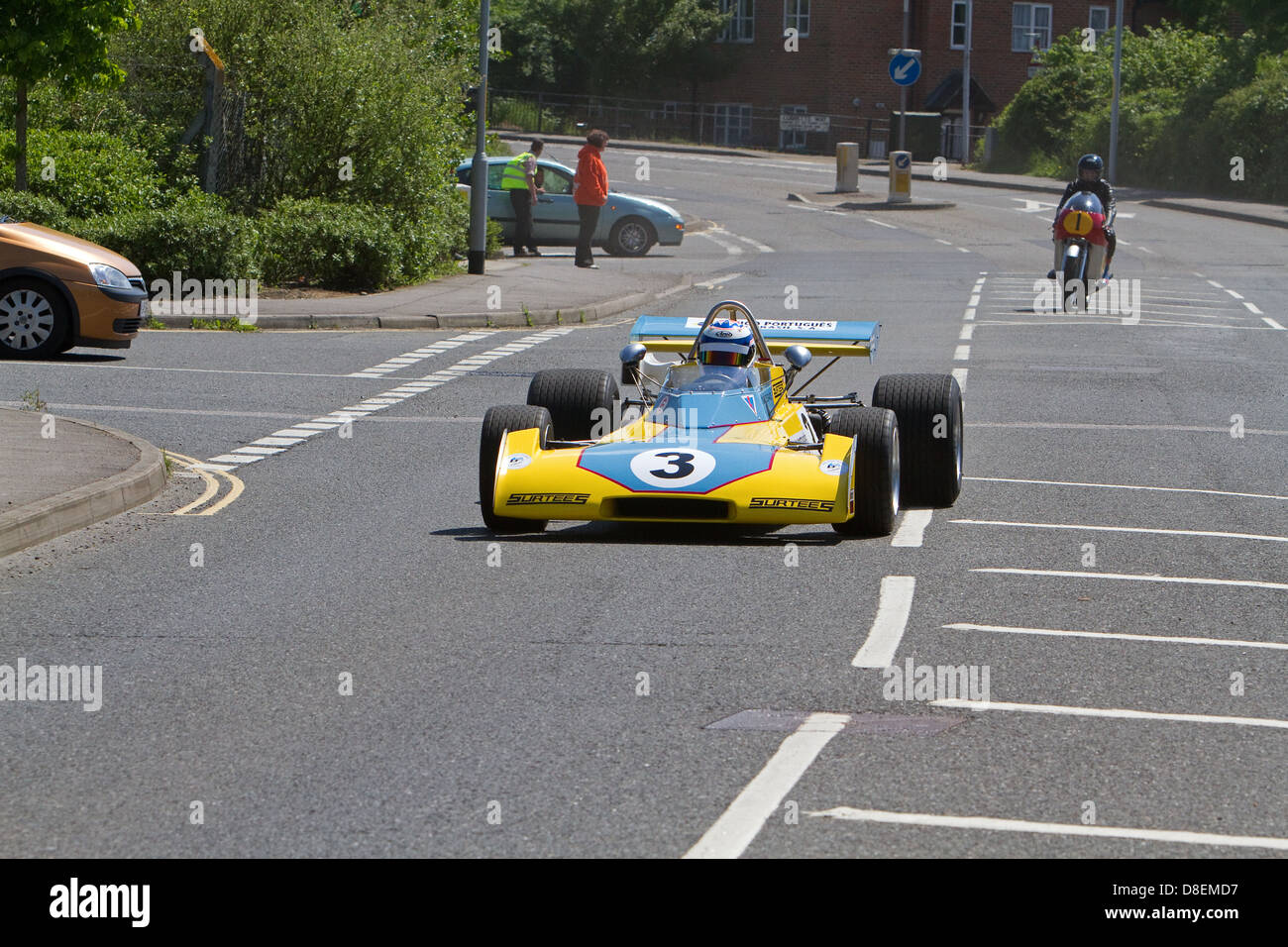 L'équipe de John Surtees au Edenbridge Fun Day. Le TS15 2-litre de voiture de Formule 2. Banque D'Images