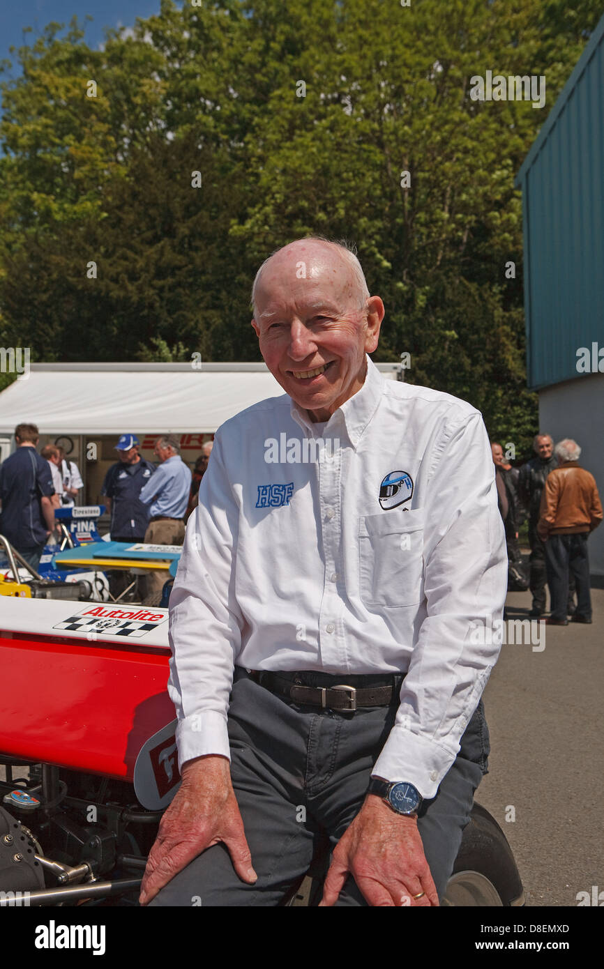 John Surtees OBE lors de la fun day à Edenbridge avec sa TS7 voiture de Formule 1 qu'il a également conduit à la grande joie des spectateurs. Banque D'Images