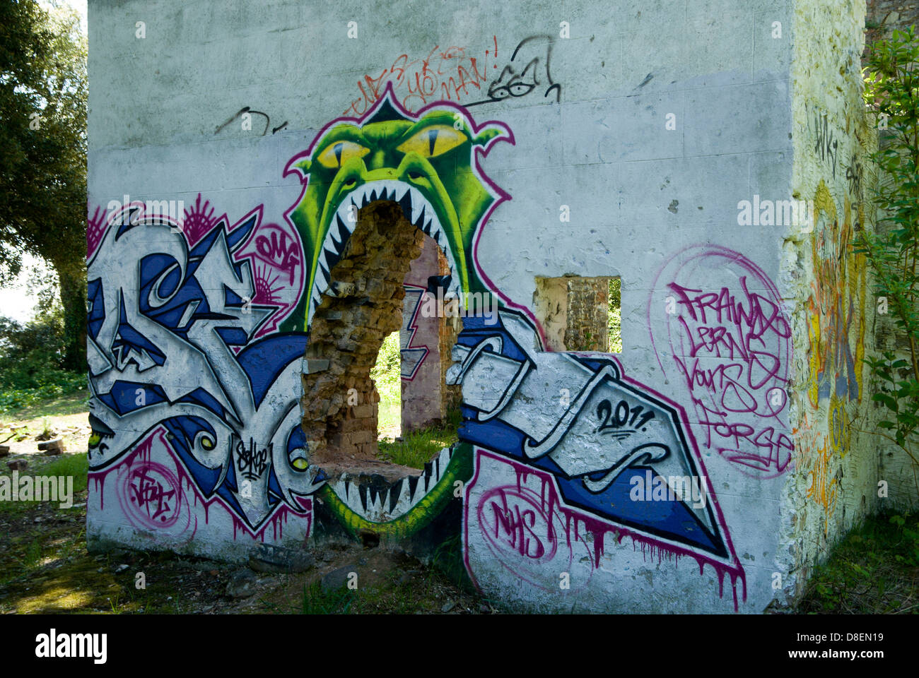 Graffiti sur mur de maison à l'abandon, St Marys well bay près de Barry, Vale of Glamorgan, Pays de Galles du sud. Banque D'Images Graffiti sur mur de maison à l'abandon, St Marys well bay près de Barry, Vale of Glamorgan, Pays de Galles du sud. Banque D'Images