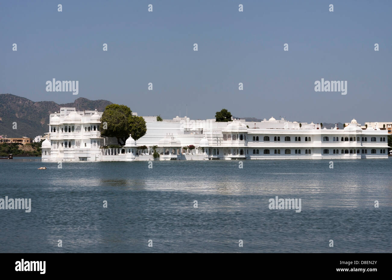 Lake Palace Hotel dans les eaux du lac Pichola à Udaipur. Structure en marbre blanc sur sa propre île dans le lac, très belle Banque D'Images