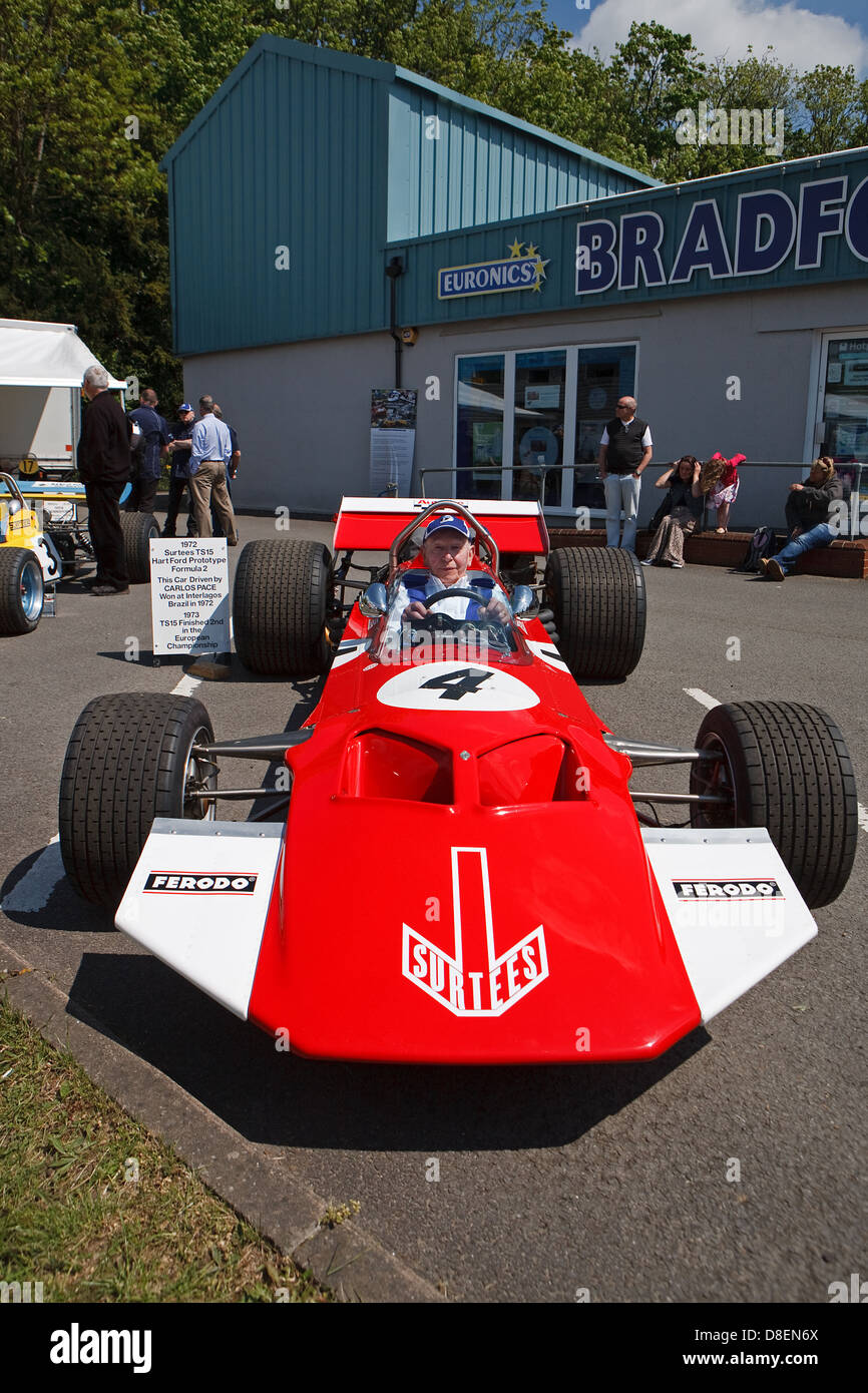 John Surtees OBE lors de la fun day à Edenbridge avec sa TS7 voiture de Formule 1 qu'il a également conduit à la grande joie des spectateurs. Banque D'Images