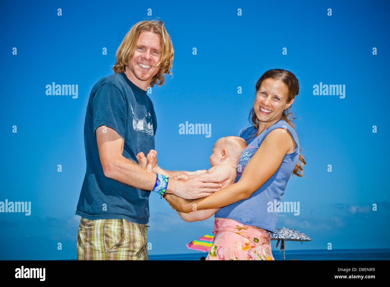 Les parents holding baby entre eux Banque D'Images
