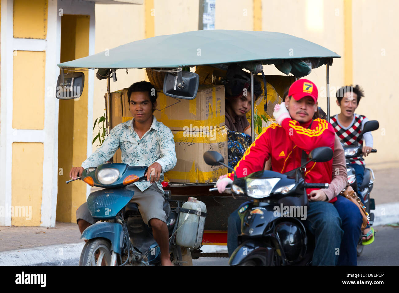 Tuk-Tuk surchargé à Phnom Penh, Cambodge Banque D'Images