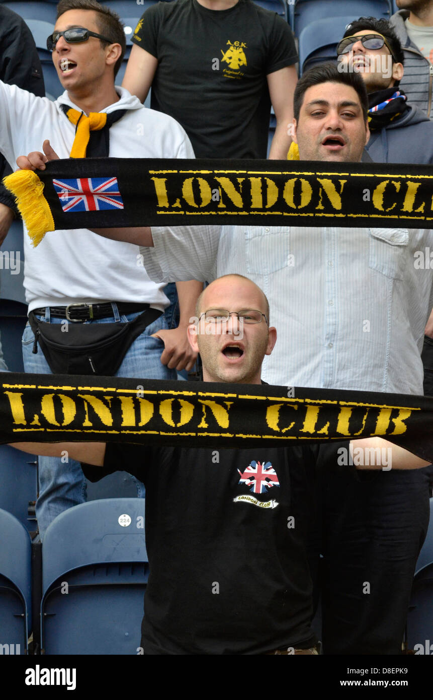 Fans d'AEK Athènes à l'ambiance de la saison, v Preston North End au Deepdale Stadium, Lancashire, Royaume-Uni Banque D'Images