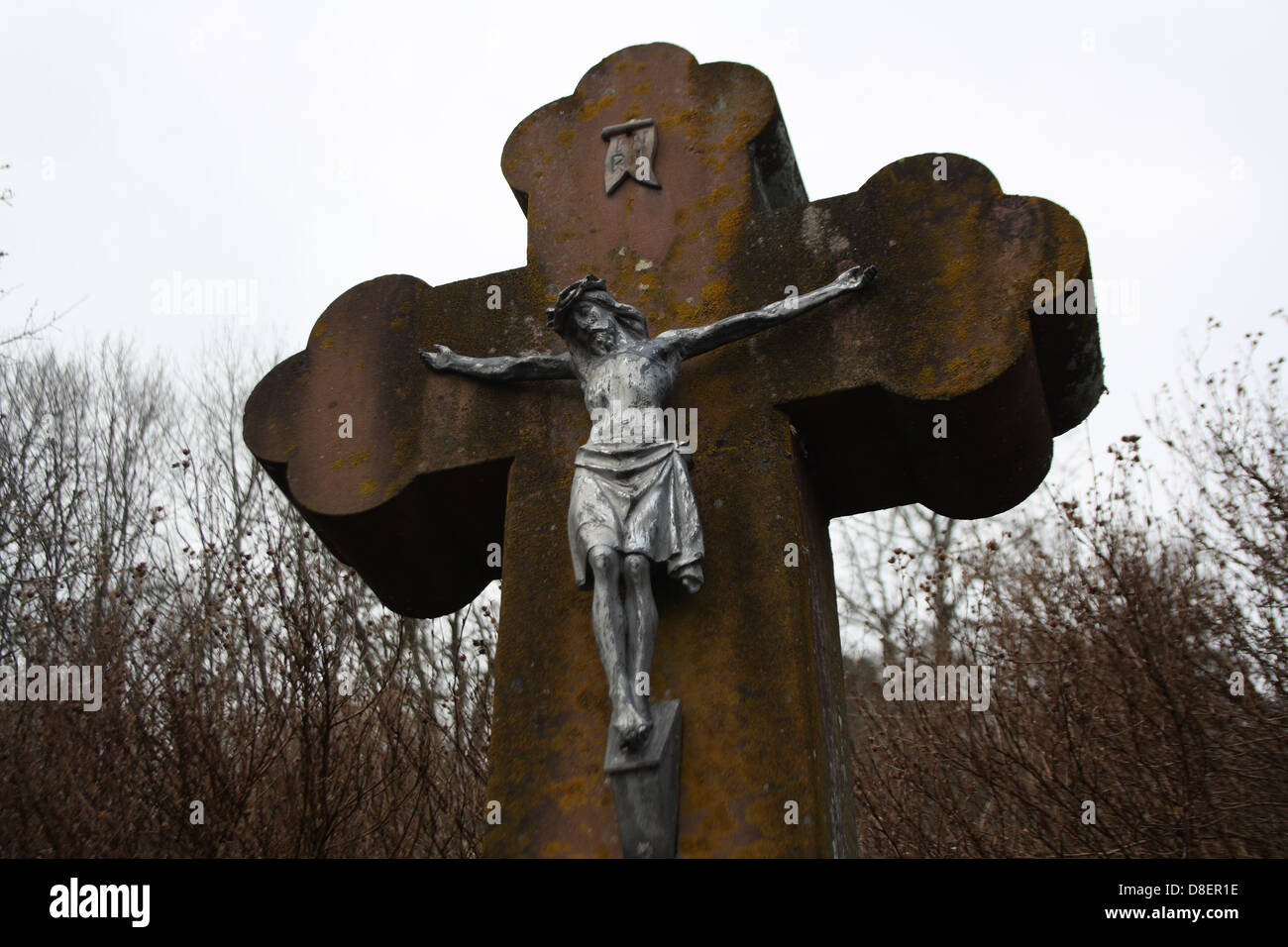 Une sculpture de la crucifixion de Jésus sur la croix. Banque D'Images
