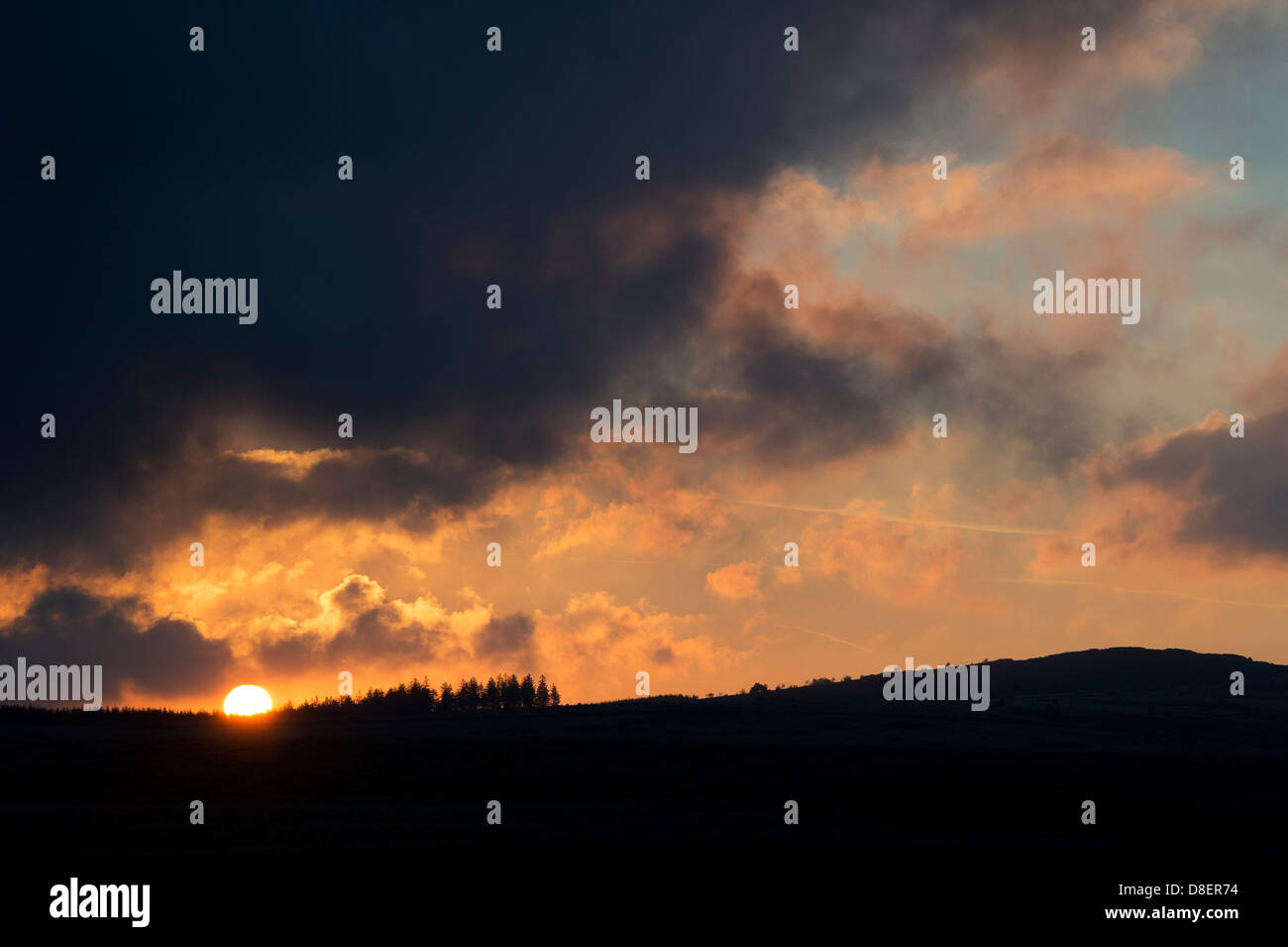 Tempête spectaculaire lever du soleil sur le Dartmoor, dans le Devon, Angleterre Banque D'Images