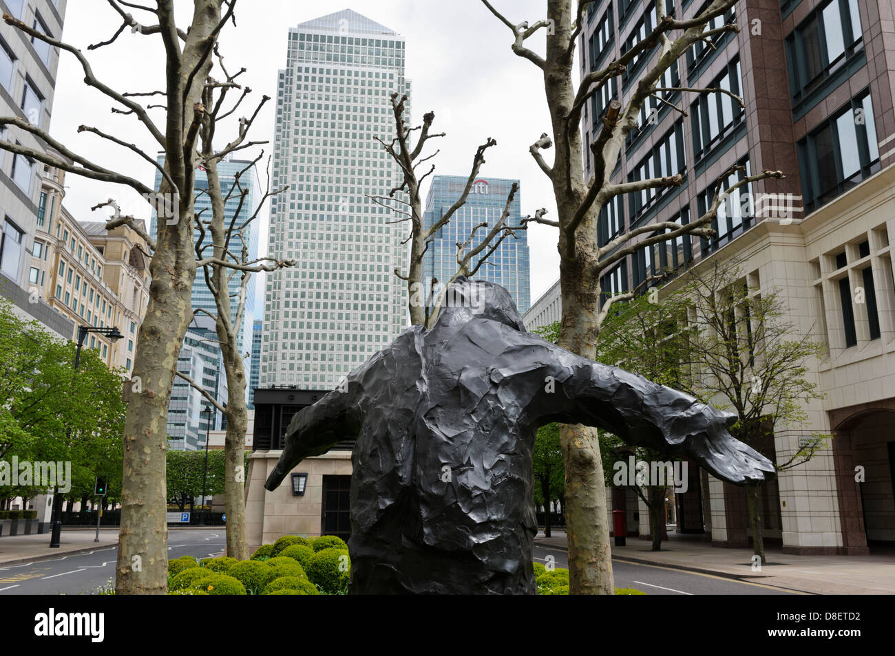 Sculpture "l'homme à bras ouverts' par Giles Penny, Canary Wharf, Londres, Angleterre, Royaume-Uni. Banque D'Images
