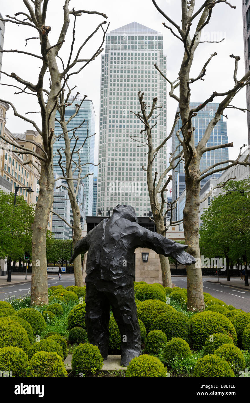 Sculpture "l'homme à bras ouverts' par Giles Penny, Canary Wharf, Londres, Angleterre, Royaume-Uni. Banque D'Images