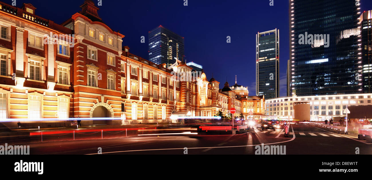 L'extérieur de la gare de Tokyo de nuit. Banque D'Images