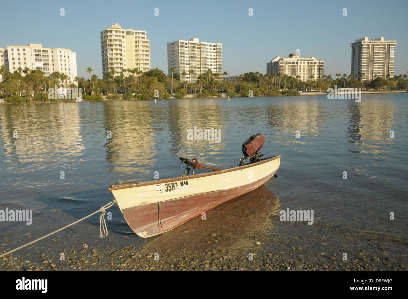 Un bateau se trouve à l'avant-plan comme des tours s'asseoir à l'arrière-plan. Banque D'Images